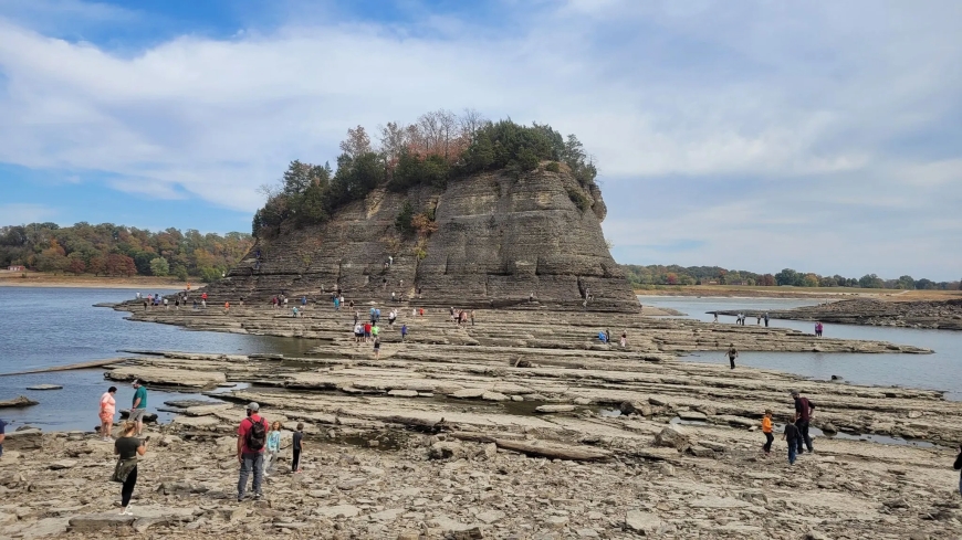 Mississippi River's Hidden Rock Formation Now Accessible by Foot